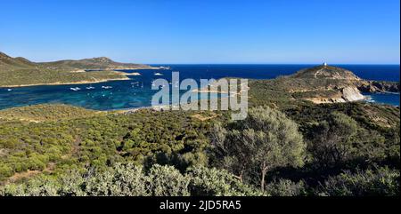 La tour Torre di Porto Giunco et la plage de Simius près de Villasimius, Sardaigne, Italie. Banque D'Images