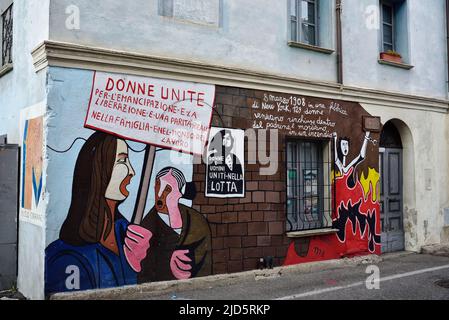 ORGOPOLO, SARDAIGNE, ITALIE, 21 AOÛT 2019 : rue principale du centre historique d'Orgopolo décorée par des artistes locaux peintures murales, en Sardaigne, Italie Banque D'Images