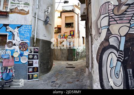 ORGOPOLO, SARDAIGNE, ITALIE, 21 AOÛT 2019 : rue étroite dans le centre historique d'Orgopolo décorée par des artistes locaux peintures murales, en Sardaigne, Italie Banque D'Images