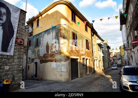 ORGOPOLO, SARDAIGNE, ITALIE, 21 AOÛT 2019 : rue principale du centre historique d'Orgopolo décorée par des artistes locaux peintures murales, en Sardaigne, Italie Banque D'Images