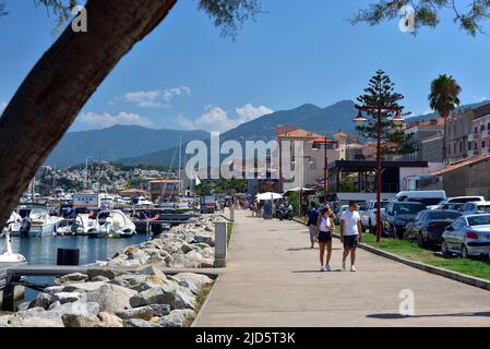 PROPRIANO, CORSE, FRANCE; 10 août 2020 : les touristes se baladant le long de la mer à pied dans le centre de Propriano, région sud de la Corse, France Banque D'Images