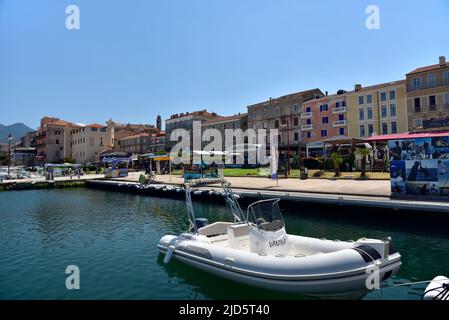 PROPRIANO, CORSE, FRANCE; 10 août 2020 : les touristes se baladant le long de la mer à pied dans le centre de Propriano, région sud de la Corse, France Banque D'Images