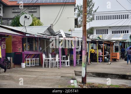 BRIDGETOWN, BARBADE; 19 février 2020: Gens dans le marché local de rue à Bridgetown, île de la mer des Caraïbes. Banque D'Images