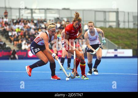 Stratford, Londres, Royaume-Uni. 18th juin 2022. Sophie Hamilton (ENG) s'attaque à Barbara Nelen (bel, capitaine) lors d'un match palpitant et très disputé entre les équipes nationales de hockey féminin anglaise et belge au Lee Valley Hockey Centre, Parc olympique Queen Elizabeth, Stratford, Londres, Royaume-Uni. La Belgique a pris une première place dans le match marquant un but au premier trimestre, l'Angleterre prenant jusqu'au troisième trimestre pour égaler le score. Redit: Michael Preston/Alay Live News crédit: Michael Preston/Alay Live News Banque D'Images