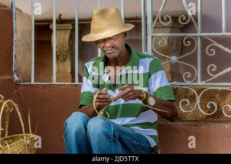 Basket tisserand dans les rues de Trinidad, Cuba Banque D'Images