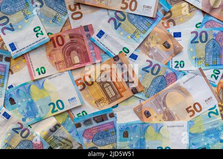 Pile de billets sur la table en coupures de vingt euros, cinquante euros, dix euros, cinq euros. Contexte des billets mixtes en euros Banque D'Images