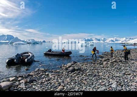 Des écotouristes atterrissent sur l'île Cuverville, dans le chenal Errera, du côté ouest de la péninsule antarctique Banque D'Images