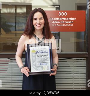 Van Nuys, Californie, États-Unis. 17th juin 2022. L'actrice Vida Ghaffari détient le certificat de reconnaissance qu'elle a reçu de l'Assemblée de l'État de Californie, Adrien Nazien, au bureau de district de Van Nuys à Van Nuys, en Californie. Crédit: Sheri Determan Banque D'Images