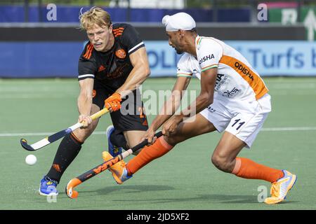 2022-06-18 17:11:59 ROTTERDAM - joueur de hockey hollandais Jip Janssen (Ned) en action contre Mandeep Singh de l'Inde, dans la phase de groupe de la FIH Pro League. ANP WILLEM VERNES pays-bas - belgique sortie Banque D'Images