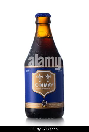 LONDRES, Royaume-Uni - 29 MAI 2022 : bouteille de bière pieronne noire Chimay sur blanc. Produit de Belgique Banque D'Images