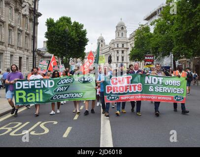 Londres, Angleterre, Royaume-Uni. 18th juin 2022. Les manifestants des travailleurs du rail (RMT) passent par Whitehall. Des milliers de personnes et divers syndicats et groupes ont défilé dans le centre de Londres pour protester contre la crise du coût de la vie, le gouvernement conservateur, le régime des réfugiés rwandais et d'autres questions. (Image de crédit : © Vuk Valcic/ZUMA Press Wire) Banque D'Images