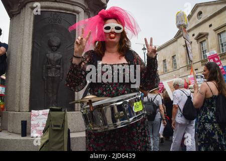 Londres, Royaume-Uni. 18th juin 2022. Manifestants à Whitehall. Des milliers de personnes et divers syndicats et groupes ont défilé dans le centre de Londres pour protester contre la crise du coût de la vie, le gouvernement conservateur, le régime des réfugiés rwandais et d'autres questions. Credit: Vuk Valcic/Alamy Live News Banque D'Images