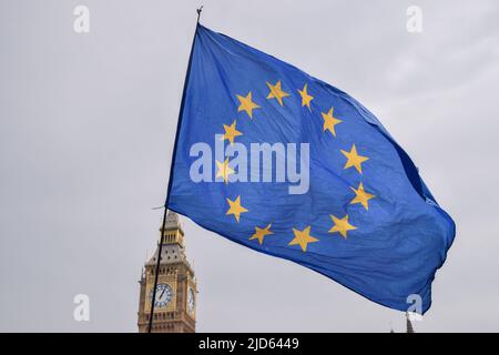 Londres, Royaume-Uni. 18th juin 2022. Un manifestant détient un drapeau de l'UE sur la place du Parlement. Des milliers de personnes et divers syndicats et groupes ont défilé dans le centre de Londres pour protester contre la crise du coût de la vie, le gouvernement conservateur, le régime des réfugiés rwandais et d'autres questions. Credit: Vuk Valcic/Alamy Live News Banque D'Images