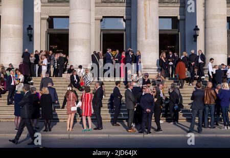 Patrons à l'entracte sur les marches du Théâtre National (Théâtre National), Munich, Bavière, Allemagne Banque D'Images