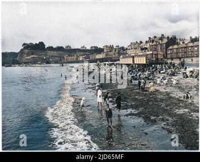 La plage de Dawlish, Devon, à marée basse : la marée a lavé une énorme quantité d'algues qui se trouve entre le sable et l'eau. Version colorisée de : 10003046 Date: 1922 Banque D'Images