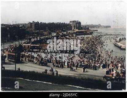 Les vacanciers affluent la plage, Margate, sur l'île de Thanet, Kent, Angleterre version colorisée de : 10003304 Date: 1909 Banque D'Images