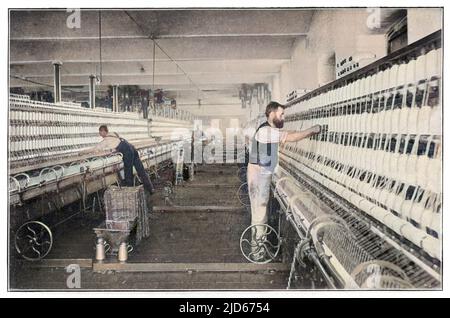 Hommes travaillant dans une usine de coton du Lancashire. Version colorisée de : 10012918 Date: 1897 Banque D'Images