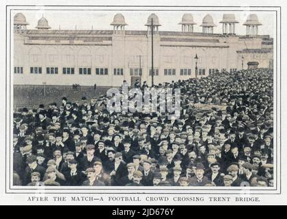 Les supporters franchissant le pont Trent après un match à la maison du comté de Notts (qui a joué leurs matches au terrain de cricket de Trent Bridge avant de se déplacer à Meadow Lane en 1910. En arrière-plan peut être vu le bâtiment principal de l'exposition industrielle Midlands, qui s'est tenue à Nottingham en 1903-04. Version colorisée de : 10014138 Date: Vers 1903 Banque D'Images