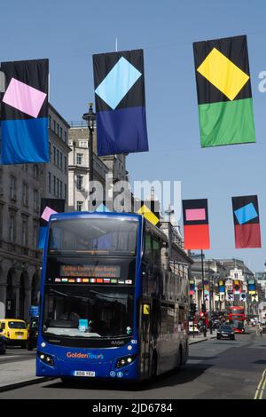 Londres, Royaume-Uni, 17 juin 2021 : à l'occasion de l'exposition d'été annuelle de la Royal Academy, les drapeaux et les dessins de l'artiste Paul Huxley RA sont suspendus au-dessus de Piccadilly à Mayfair. Anna Watson/Alay Live News Banque D'Images