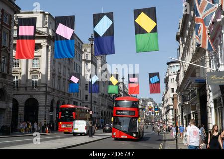 Londres, Royaume-Uni, 17 juin 2021 : à l'occasion de l'exposition d'été annuelle de la Royal Academy, les drapeaux et les dessins de l'artiste Paul Huxley RA sont suspendus au-dessus de Piccadilly à Mayfair. Anna Watson/Alay Live News Banque D'Images