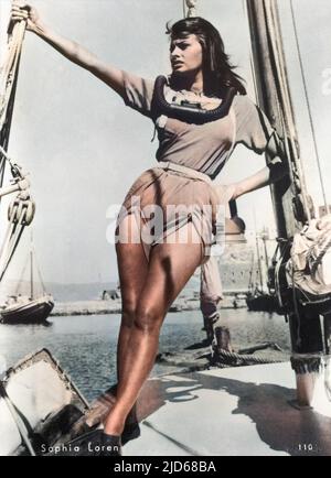 Sophia Loren actrice italienne, vue ici en position amazonienne à bord d'un navire version colorisée de : 10088122 Date: -1934 Banque D'Images