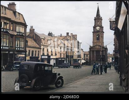 La rue High Street et l'hôtel de ville de Berwick-upon-Tweed, Northumberland, Angleterre, ont l'air très attrayant, avec peu de voitures et pas trop occupé. Version colorisée de : 10082321 Date: 1930s Banque D'Images