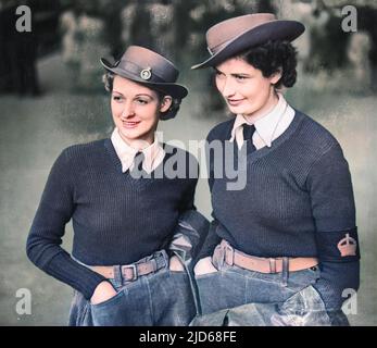 Deux anciens ouvriers du moulin, les sœurs Ava et Blanche Horn, (« premières filles de Bevin » - conscrits et bénévoles de l'Armée de terre) sont photographiés à Londres en route pour le « Sud ». Version colorisée de : 10104040 Date : 06 août 41 Banque D'Images