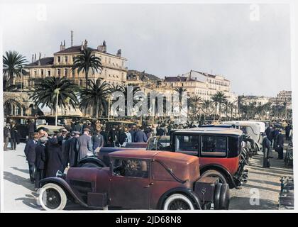 Cours d'élégance sur la promenade de Cannes, France - les foules discutent des points les plus fins du travail de transport automobile. Version colorisée de : 10139805 Date: 1927 Banque D'Images