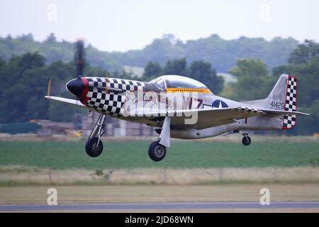 Duxford, Royaume-Uni. 18th juin 2022. Un grand nombre d'avions historiques ont créé un spectacle au salon aérien d'été IWM Duxford. Un P-51D nord-américain au décollage. Credit: Uwe Deffner/Alay Live News Banque D'Images