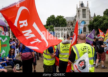 Londres, Royaume-Uni, 18th juin 2022. Les membres du syndicat des travailleurs des chemins de fer, des Maritimes et des Transports se joignent à des milliers de membres du syndicat lors de la marche mieux organisée par la TUC. Banque D'Images