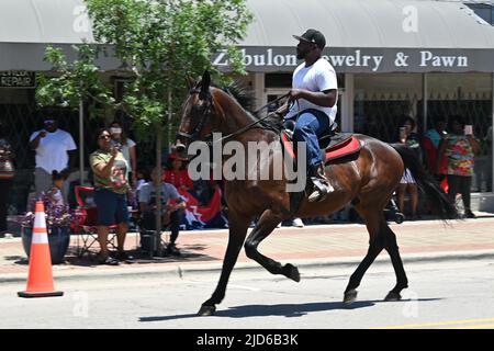 Zabulon, NC, USA, 18th juin 2022, des cow-boys afro-américains défilent à cheval à travers le centre-ville de Zabulon dans le cadre d'une célébration du dix-septième week-end de l'émancipation de l'esclavage. En 2021, le dix-septième jour férié fédéral commémore l'annonce militaire de 19 juin 1865 proclamant la liberté pour les personnes asservies à Galveston, Texas. Au Texas, de nombreux esclaves n'étaient pas au courant de la Proclamation d'émancipation de 1863 du président Lincoln, qui les avait libérés de l'esclavage deux ans plus tôt, et les esclaves de Galveston étaient les derniers à entendre les nouvelles. Credit D Guest Smith / Alamy Live News Banque D'Images