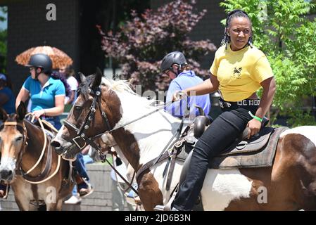 Zabulon, NC, USA, 18th juin 2022, des cow-boys afro-américains défilent à cheval à travers le centre-ville de Zabulon dans le cadre d'une célébration du dix-septième week-end de l'émancipation de l'esclavage. En 2021, le dix-septième jour férié fédéral commémore l'annonce militaire de 19 juin 1865 proclamant la liberté pour les personnes asservies à Galveston, Texas. Au Texas, de nombreux esclaves n'étaient pas au courant de la Proclamation d'émancipation de 1863 du président Lincoln, qui les avait libérés de l'esclavage deux ans plus tôt, et les esclaves de Galveston étaient les derniers à entendre les nouvelles. Credit D Guest Smith / Alamy Live News Banque D'Images