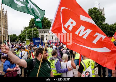 Londres, Royaume-Uni, 18th juin 2022. Les membres du syndicat des travailleurs des chemins de fer, des Maritimes et des Transports se joignent à des milliers de membres du syndicat lors de la marche mieux organisée par la TUC. Banque D'Images