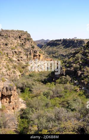 Vue sur les ruines d'un village abandonné au Wadi Bani Habib, sur la montagne Jebel Akhdar en Oman Banque D'Images