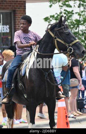 Zabulon, NC, USA, 18th juin 2022, des cow-boys afro-américains défilent à cheval à travers le centre-ville de Zabulon dans le cadre d'une célébration du dix-septième week-end de l'émancipation de l'esclavage. En 2021, le dix-septième jour férié fédéral commémore l'annonce militaire de 19 juin 1865 proclamant la liberté pour les personnes asservies à Galveston, Texas. Au Texas, de nombreux esclaves n'étaient pas au courant de la Proclamation d'émancipation de 1863 du président Lincoln, qui les avait libérés de l'esclavage deux ans plus tôt, et les esclaves de Galveston étaient les derniers à entendre les nouvelles. Credit D Guest Smith / Alamy Live News Banque D'Images