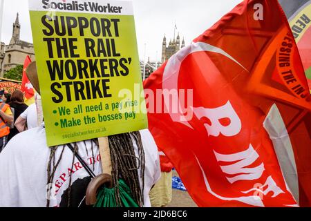 Londres, Royaume-Uni, 18th juin 2022. Les membres du syndicat des travailleurs des chemins de fer, des Maritimes et des Transports se joignent à des milliers de membres du syndicat lors de la marche mieux organisée par la TUC. Un écriteau demande du soutien pour la grève des travailleurs du rail. Le RMT a prévu une action industrielle contre les coupures d'emplois et les changements dans les conditions de travail et les prestations de retraite. Banque D'Images