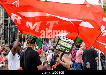 Londres, Royaume-Uni, 18th juin 2022. Les membres du syndicat des travailleurs des chemins de fer, des Maritimes et des Transports se joignent à des milliers de membres du syndicat lors de la marche mieux organisée par la TUC. Banque D'Images