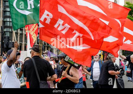 Londres, Royaume-Uni, 18th juin 2022. Les membres du syndicat des travailleurs des chemins de fer, des Maritimes et des Transports se joignent à des milliers de membres du syndicat lors de la marche mieux organisée par la TUC. Banque D'Images