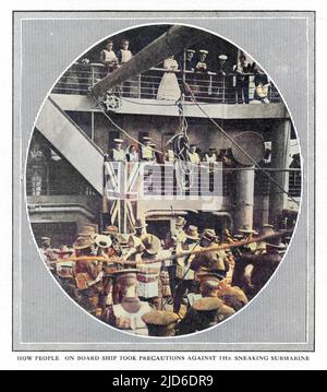 Les gens à bord du Britannic, le navire jumeau du Titanic, prenant part à un service; le navire, réquisitionné comme navire-hôpital en WW1 a été coulé par une mine version Colorisée de : 10197350 Date: Nov-16 Banque D'Images