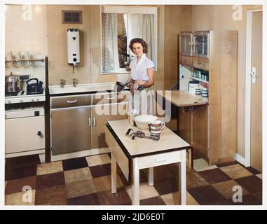 Femme aime cuisiner dans sa nouvelle cuisine équipée de tous les derniers mod-cons version colorisée de : 10080145 Date: 1950s Banque D'Images