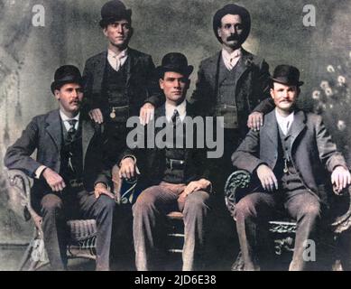 Membres de The Wild Bunch à fort Worth, Texas: Assis (l à r): Harry A Longabaugh, alias The Sundance Kid, Ben Kilpatrick, alias The Tall Texan, Robert Leroy Parker, alias Butch Cassidy; debout (l à r): Wwill Carver, alias News Carver et Harvey Logan, alias Kid Curry. Version colorisée de : 10513812 Date: 1900 Banque D'Images