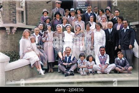 Charmante photo de groupe d'invités variés dans une pension non identifiée de la station balnéaire de Margate sur la côte du Kent. Les jeunes femmes habilement vêtues au centre de la photo montrent leurs jambes et tout le monde a l'air d'avoir un temps plein de joie. Version colorisée de : 11101069 Date: 1930s Banque D'Images