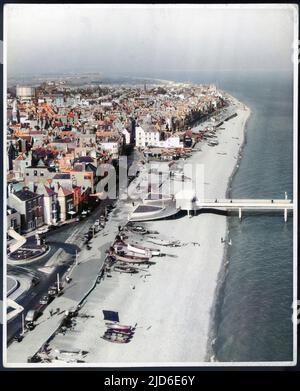 Vue aérienne de Deal, Kent, très pittoresque, avec de beaux bâtiments victoriens en bord de mer et une plage immaculée. Version colorisée de : 10089510 Date: 1960 Banque D'Images