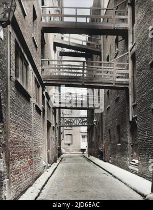 Près de la cathédrale de Southwark, Clink Street était le site de la prison de Clink où, au 16th siècle, des hérétiques ont été détenus; les ponts sont utilisés pour le transport des marchandises version colorisée de : 10113816 Date : avril 40 Banque D'Images