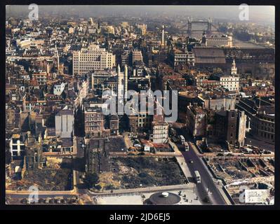 Londres, en direction de l'est vers Monument et Tower Bridge, depuis le sommet de la cathédrale Saint-Paul. Notez les sites de la bombe encore en évidence après le blitz de la Seconde Guerre mondiale. Version colorisée de : 10149558 Date: 1950s Banque D'Images