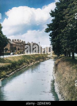 Un aperçu de Spalding, Lincolnshire, une ville marchande intéressante de Fenland sur la rivière Welland. Version colorisée de : 10146815 Date: 1940s Banque D'Images