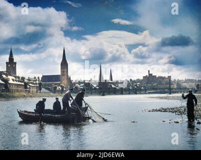 Pêcheurs écossais de saumon pêchant dans la Friars Shot Pool de la rivière Ness. En arrière-plan se trouve la ville d'Inverness avec son château, Inverness-shire, Écosse. Version colorisée de : 10161556 Date: 1950s Banque D'Images