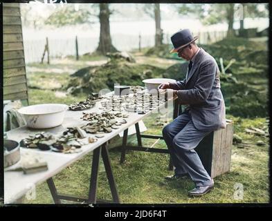 Un archéologue examinant les reliques romaines trouvées à Verulamium (St. Albans) par l'équipe de Sir Mortimer Wheeler. Version colorisée de : 10163598 Date : début 1930s Banque D'Images