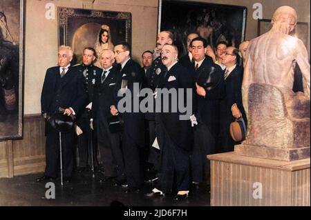 NICETO ALCALA ZAMORA homme d'État espagnol et président de l'Espagne de 1931 à 1936, ici (à l'extrême gauche), ouvrant une galerie d'art à Madrid, Espagne. Version colorisée de : 10164014 Date: 1877 - 1949 Banque D'Images