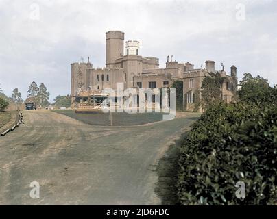 Vue sur le fort Belvedere dans le Grand parc de Windsor, Berkshire. Des ouvriers construisent une « maison de bain » pour le Prince de Galles et Wallis Simpson. Version colorisée de : 10164502 Date: 1930s Banque D'Images